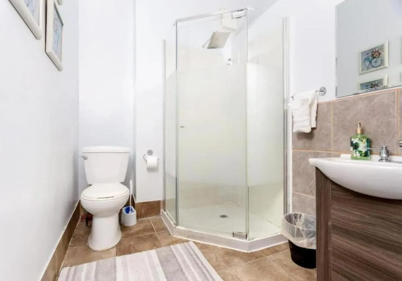 Great Kensington Market 2Br Apartment Toronto