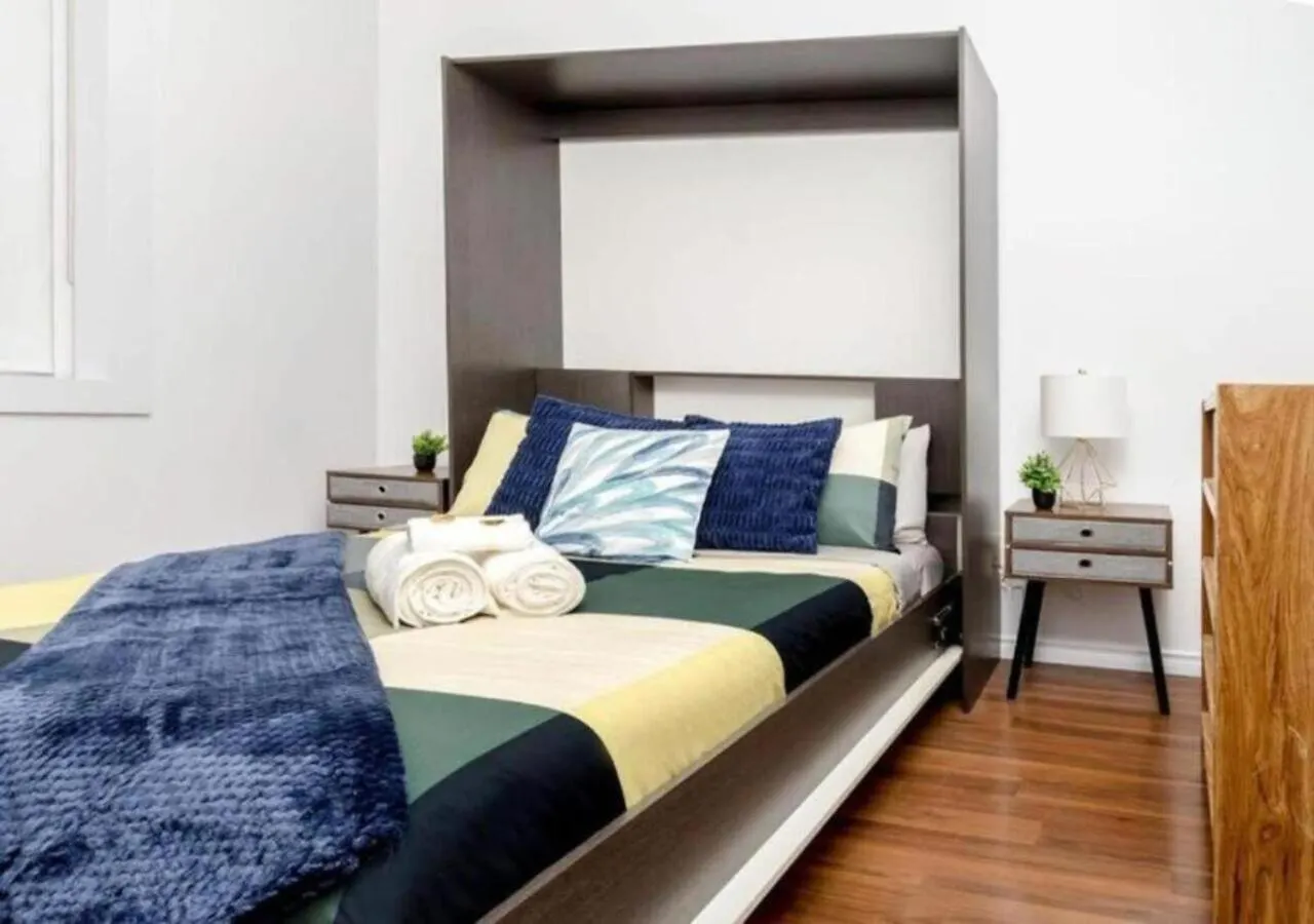 Great Kensington Market 2Br Apartment Toronto