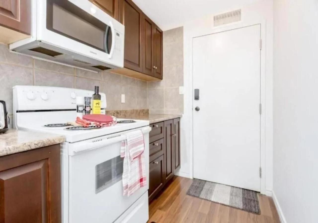 Great Kensington Market 2Br Apartment Toronto