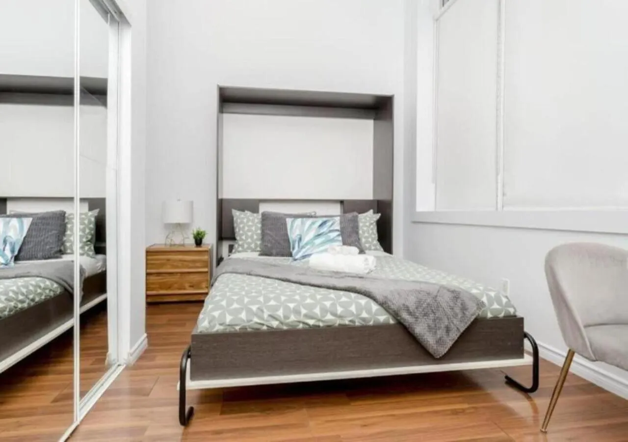Great Kensington Market 2Br Apartment Toronto