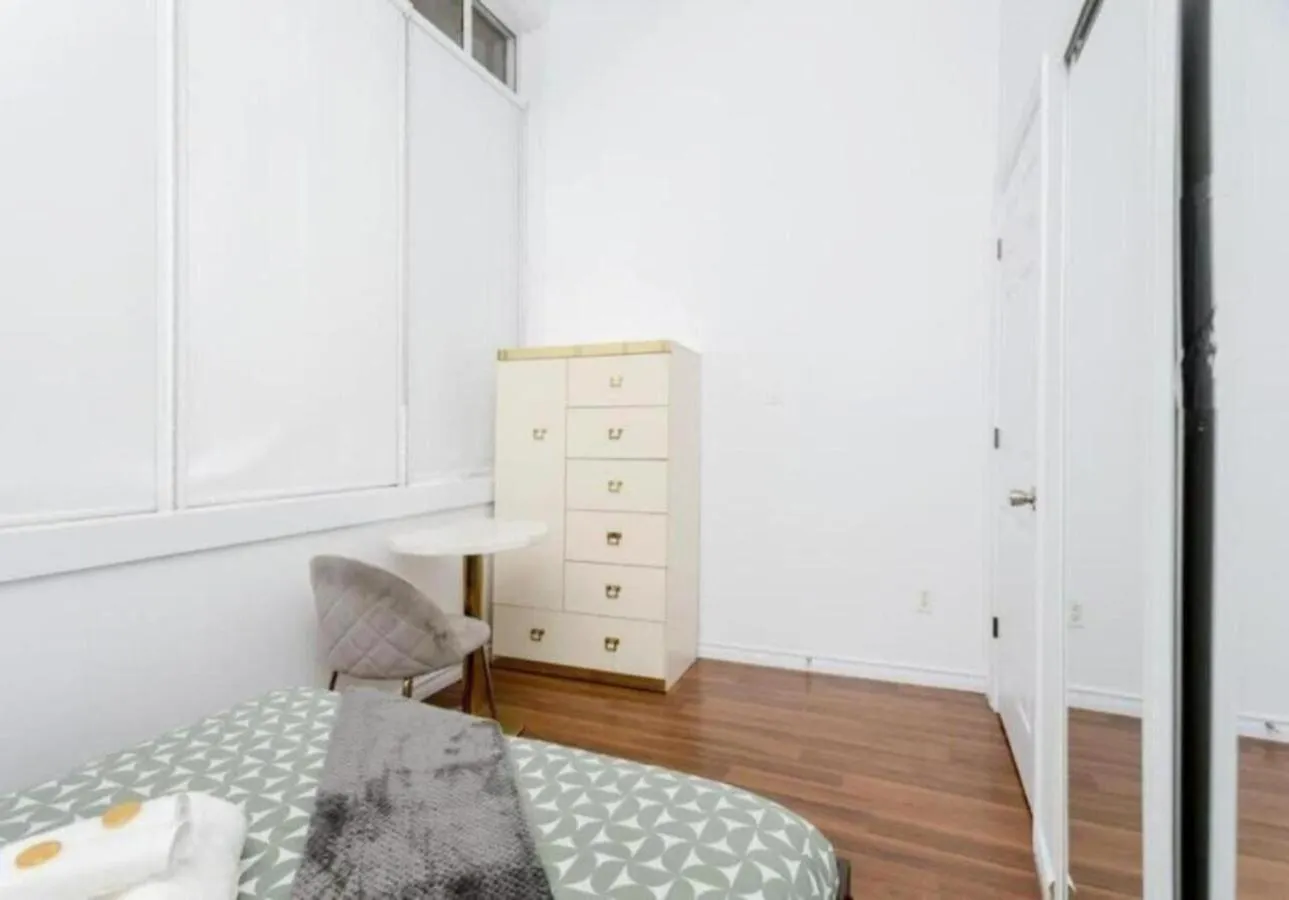 Great Kensington Market 2Br Apartment Toronto