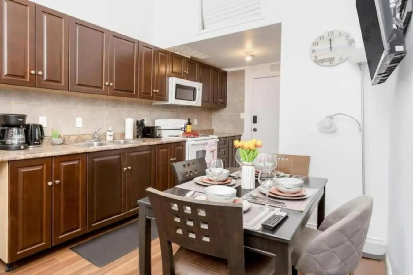 Great Kensington Market 2Br Apartment Toronto Canada