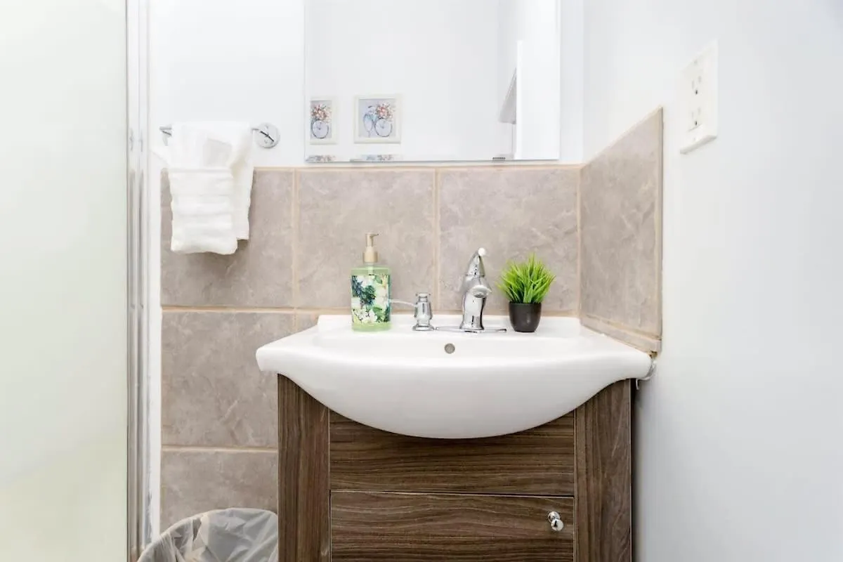 Great Kensington Market 2Br Apartment Toronto
